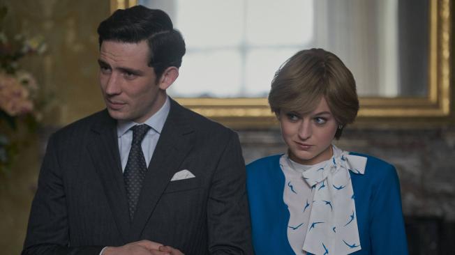 Diana de Gales (Emma Corrin) y el príncipe Carlos (Josh O' Connor) aparecen sumidos en una relación tormentosa.
