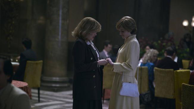 Diana de Gales (Emma Corrin) y el príncipe Carlos (Josh O' Connor) aparecen sumidos en una relación tormentosa.