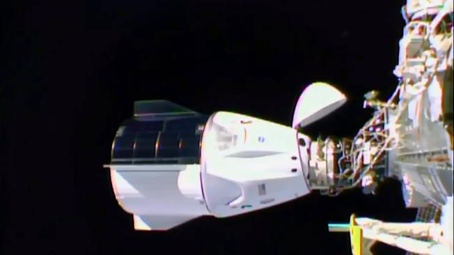Imagen de la cápsula Crew Dragon acoplándose con la Estación Espacial Internacional.