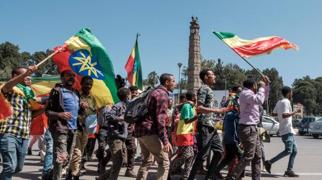 La gente lleva banderas de Amhara y banderas nacionales de Etiopía en las calles después de un llamado nacional para honrar a las Fuerzas de Defensa Nacional de Etiopía, en Addis Abeba, el 17 de noviembre de 2020.