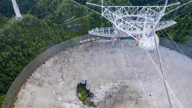 Imagen del daño a la estructura del telescopio de Arecibo.