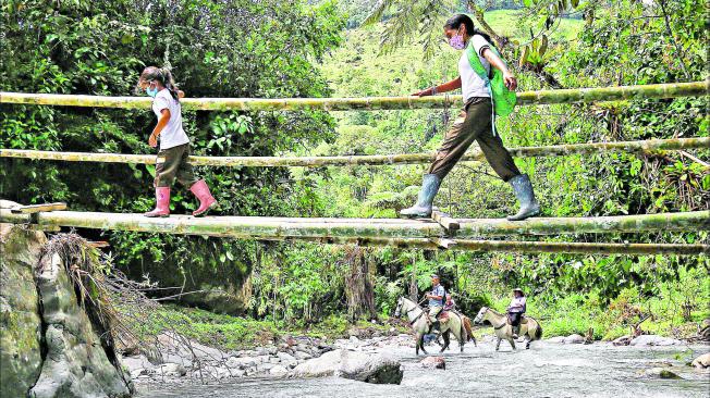 En muchas zonas rurales del país los niños deben hacer largas caminatas y sortear ríos para poder ir a estudiar.