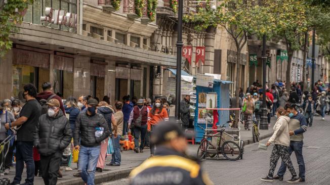 Los peatones con tapabocas caminan por una calle en la Ciudad de México, México, el miércoles 18 de noviembre de 2020.