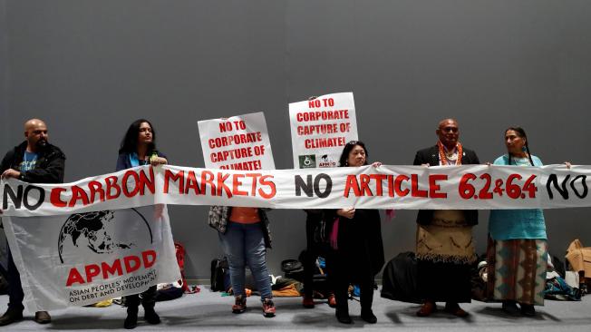 Representantes de colectivos indígenas se manifiestan en Madrid (España) contra los mercados de carbono.