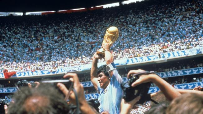 Diego Maradona levantando la Copa Mundial.