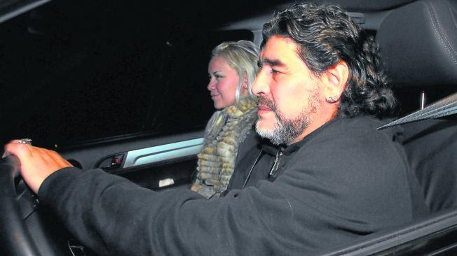 A Diego Armando Maradona siempre le gustó conducir sus propios autos. En esta imagen del 2011, el 10 y su esposa Verónica Ojeda, salen de una clínica en su automóvil en Buenos Aires.