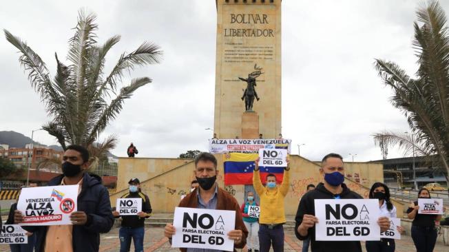 Miembros de partidos políticos de oposición venezolana se reúnen en el monumento de los Héroes, para protestar por las elecciones que se realizan en  Venezuela para elegir la nueva Asamblea Nacional.