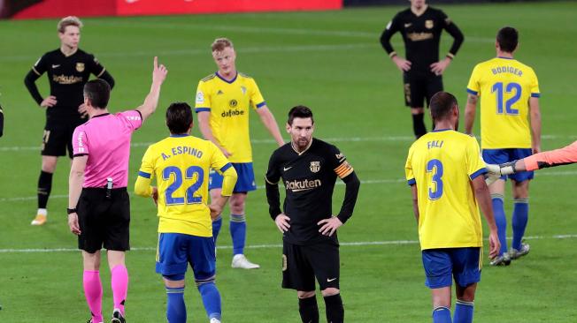 Lionel Messi (centro), en la derrota del Barcelona contra el Cádiz.