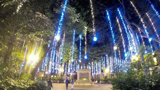 El imponente Parque de Bolívar tiene luces hasta en los árboles gigantes que lo adornan.