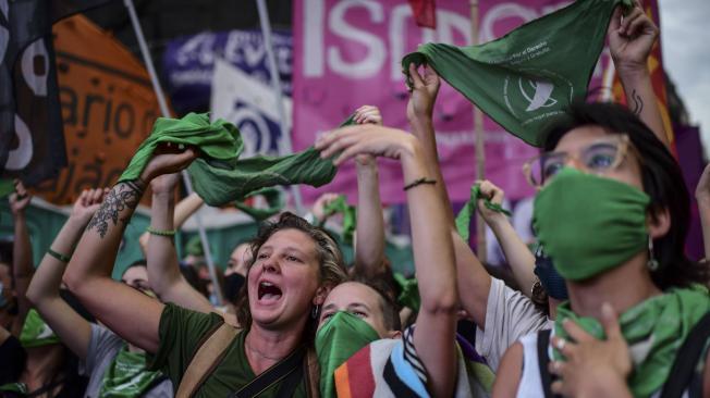 Manifestantes celebran con pañuelos verdes, el símbolo de los activistas pro-aborto, frente al Congreso argentino en Buenos Aires este viernes, luego de que los legisladores aprobaran un proyecto de ley para legalizar el aborto.