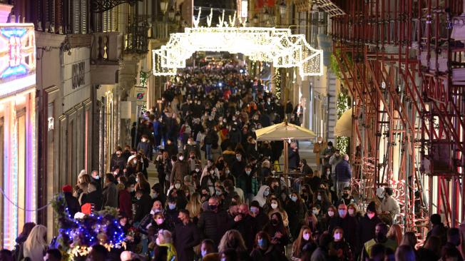 La gente recorre Via dei Condotti en el centro de Roma para sus compras navideñas el 13 de diciembre de 2020.