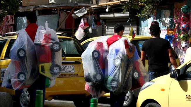 Los comerciantes ofrecen, en su mayoría, juguetes en esta época navideña.