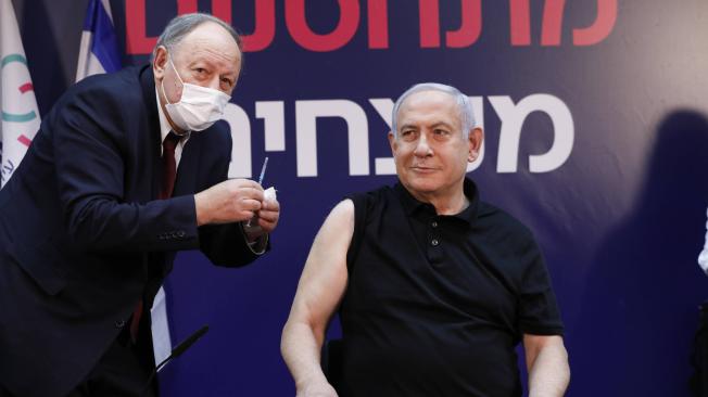 El primer ministro Benjamin Netanyahu fue el primero en vacunarse en Israel.