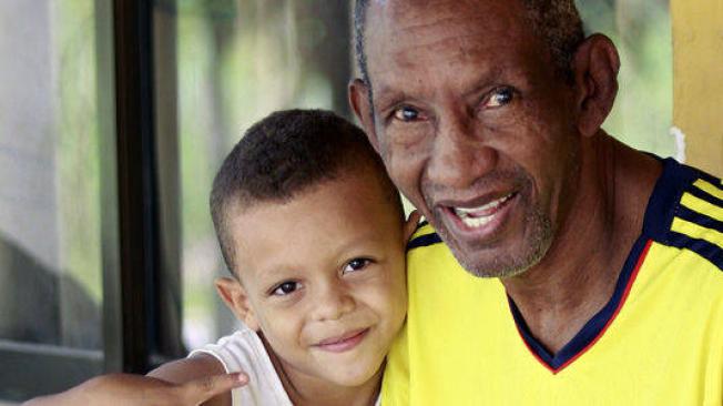 Los nietos que viven con él o los que visitan la finca de Turbaco le sacan con facilidad sonrisas al legendario ‘Kid Pameblé’.