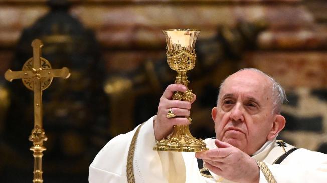 El papa Francisco, ayer, en la ceremonia del ‘Urbi et orbi’, su bendición de Navidad. El pontífice habló de la necesidad de buenas relaciones entre los pueblos.