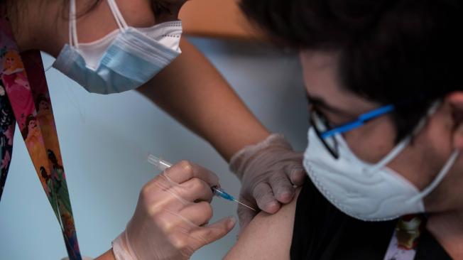 Uno de los principales retos del planeta será llevar la vacuna contra el covid-19 de forma masiva a todos los rincones, sin importar sus ingresos. En Chile se comenzó a aplicar esta semana.