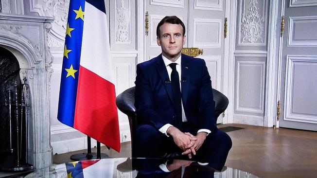El presidente de Francia, Emmanuel Macron, dio su discurso desde el Palacio del Elíseo.