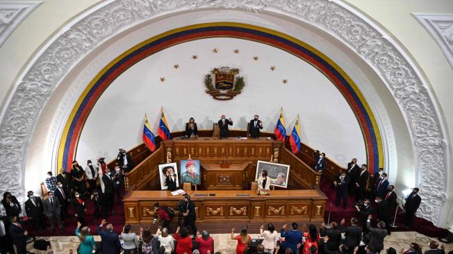 Nicolás Maduro instaló la nueva Asamblea Nacional en Venezuela dejando con poca fuerza al opositor Juan Guaidó.