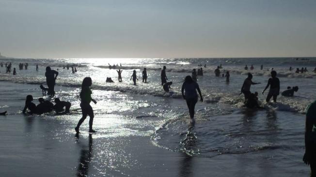 Miles de turistas, la mayoría colombianos, disfrutan por estos días sol y mar en Cartagena de Indias, en medio de la pandemia.