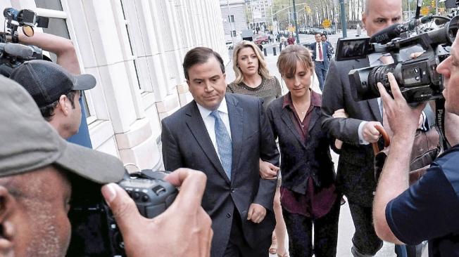 La actriz Allison Mack conocida por su papel en 'Smallville' está acusada de tráfico sexual mientras perteneció a la secta NXIVM.