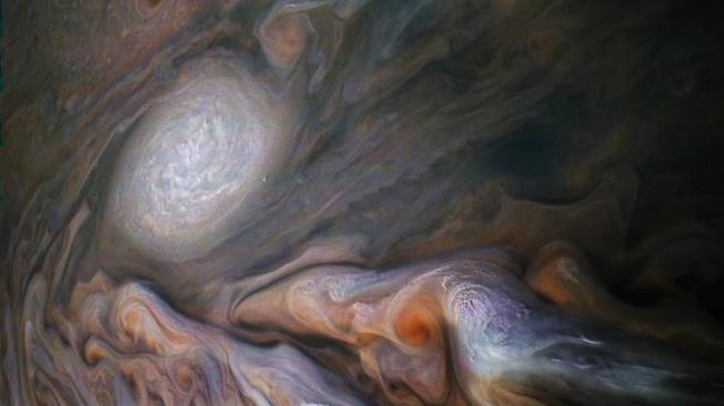 Imágenes de una multitud de nubes arremolinadas en el norte de Júpiter, tomadas por Juno.