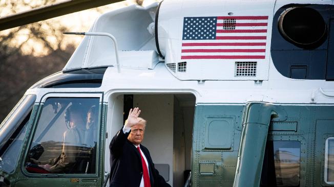 El saliente presidente Donald Trump saluda mientras aborda el Marine One en la Casa Blanca en Washington, DC, el 20 de enero de 2021.