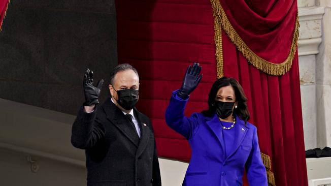 La vicepresidenta electa, la senadora Kamala Harris, a la derecha, y su esposo Douglas Emhoff saludan al llegar a la posesión presidencial de Joe Biden en Washington, D.C