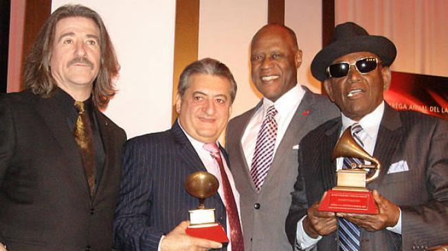 En el 2010, Jorge Oñate recibió uno de los premios a la excelencia musical del Grammy Latino, aquí, con otros artistas y galardonados.