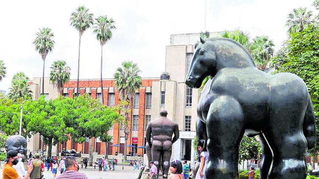 La Plaza Botero, un museo al aire libre en donde es posible disfrutar de las obras del maestro Fernando Botero.