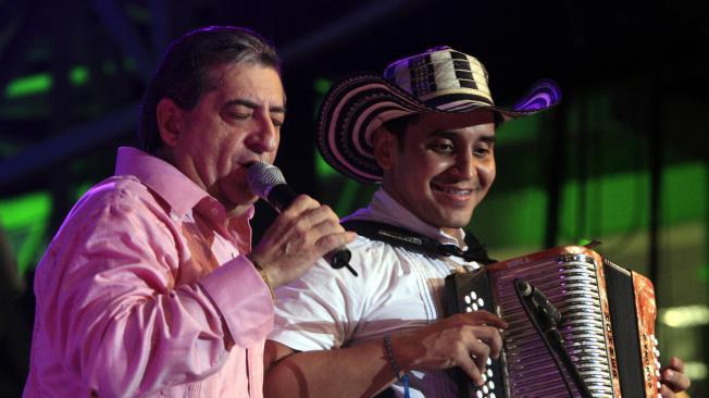 Decían que Oñate forjaba reyes vanatos. Christian Camilo Peña se coronó en el 2008, siendo su acordeonero. Juntos subieron a la tarima a celebrar el premio.