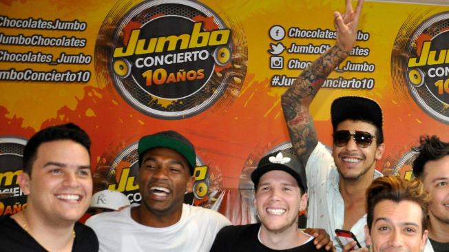 Che Carrillo, cantante vallenato, izquierda, con Tostao, de ChocQuibTown; David Escobar, de Piso 21; Manuel Medrano y Jhonatan Hernández, de Pasabordo, en el concierto Jumbo 10 años, realizado en Medellin en el 2016.