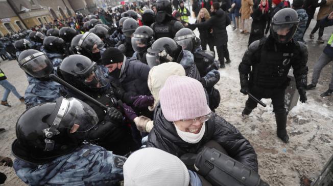 Los manifestantes participan en una protesta no autorizada en apoyo del líder de la oposición rusa Alexei Navalny, Moscú.
