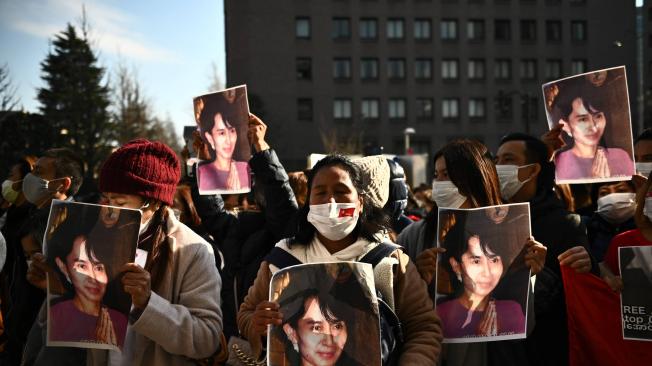 Un grupo de activistas de Myanmar sostiene el retrato de Aung San Suu Kyi durante una protesta frente a la Universidad de las Naciones Unidas en Tokio el 1 de febrero de 2021 luego de un golpe militar en el país por parte de un general después de arrestar a la líder civil Aung San Suu Kyi y otros altos funcionarios. .