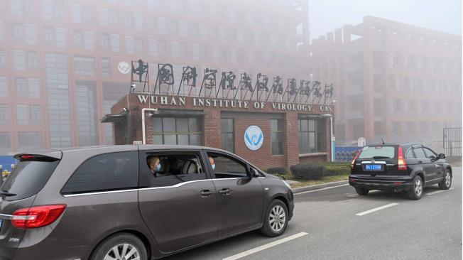 Los miembros de la Organización Mundial de la salud (OMS) están investigando el origen del virus. Una de sus paradas es el Instituto de Virología de Wuhan.