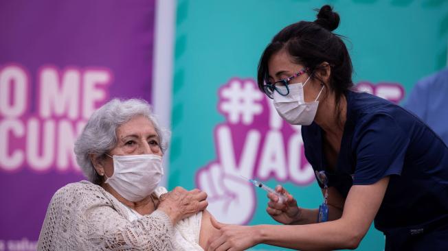 Una persona recibe la primera dosis de la vacuna china Sinovac contra la Covid-19 hoy, en un centro de salud en Santiago (Chile).