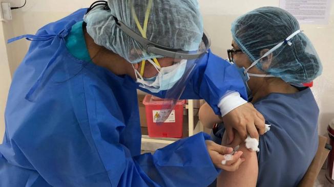 Fotografía cedida por el ministerio de Salud del Perú que muestra a una persona mientras recibe una dosis de la vacuna contra la Covid-19. Perú recibió sus primeras 300.000 vacunas contra la Covid-19 mientras el país atraviesa un momento crítico debido a la segunda ola de contagios.