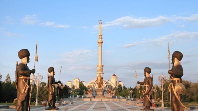Monumento a la independencia en Asjabad, capital de turkmenistán.