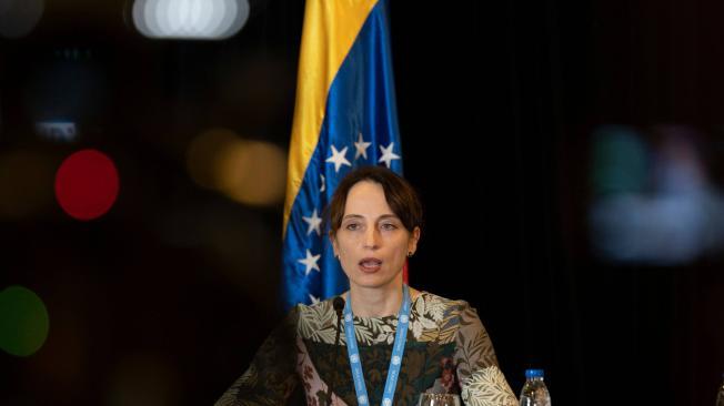 La relatora especial de la ONU, la bielorrusa Alena Douhan, habla durante una conferencia de prensa en Caracas, el 12 de febrero de 2021.