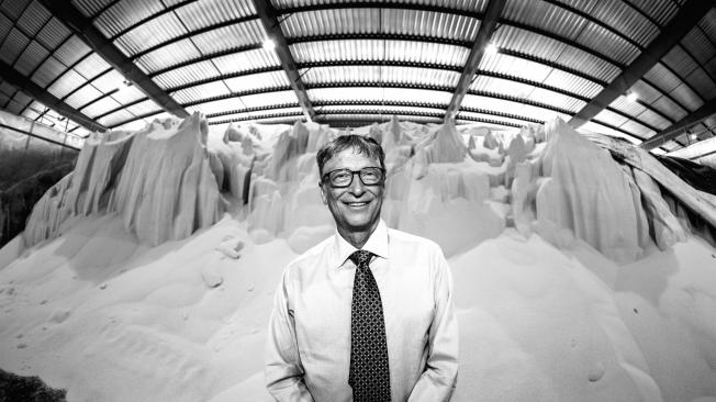 Fotografía cedida hoy por The Gates Notes que muestra al empresario, informático y filántropo estadounidense Bill Gates durante su visita a una central de distribución de fertilizante en Dar es-Salaam (Tanzania).