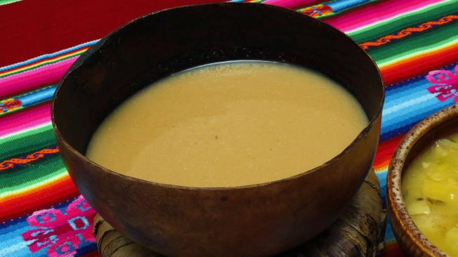 La chicha es una bebida ancestral colombiana (aunque hay otros países que tienen bebidas con el mismo nombre), producto del fermento del maíz u otros ingredientes.