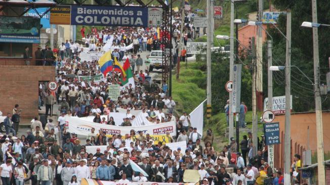 A pesar de las dificultades, en la frontera entre Colombia y Ecuador se han realizado marchas para demostrar la hermandad que existe entre estos dos países. ARCHIVO ETCE