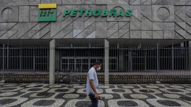 Una persona camina frente a la sede de Petrobras en Río de Janeiro (Brasil).