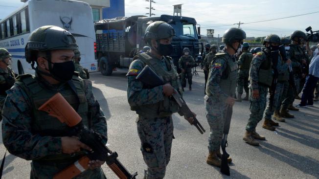 Los soldados montan guardia afuera de la prisión en Guayaquil, Ecuador, el 24 de febrero de 2021. Al menos 79 reclusos murieron en disturbios simultáneos atribuidos a la guerra de pandillas.