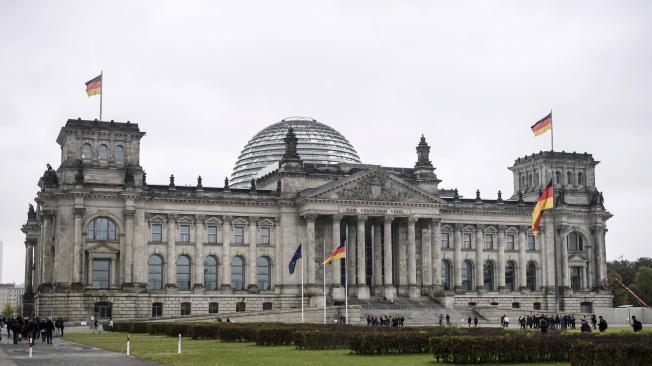 La Fiscalía Federal de Alemania acusó el 25 de febrero de 2021 a un hombre que fue contratado por un contratista de actividad como agente extranjero. En la foto, la sede del parlamento.