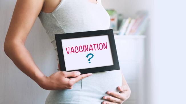 La Organización Mundial de la Salud (OMS), ahora sugiere la vacunación, siempre y cuando el embarazo no sea de alto riesgo.