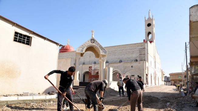 Trabajadores iraquíes realizan trabajos de mantenimiento en la iglesia al-Tahira al-Kubra (la Gran Iglesia Inmaculada) antes de la visita del Papa Francisco a la iglesia en la ciudad asiria de Qaraqosh, a unos 13 km al este de Mosul.