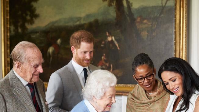 El príncipe Enrique y Meghan Markle, presentando a su hijo recién nacido, Archie Harrison Mountbatten-Windsor,