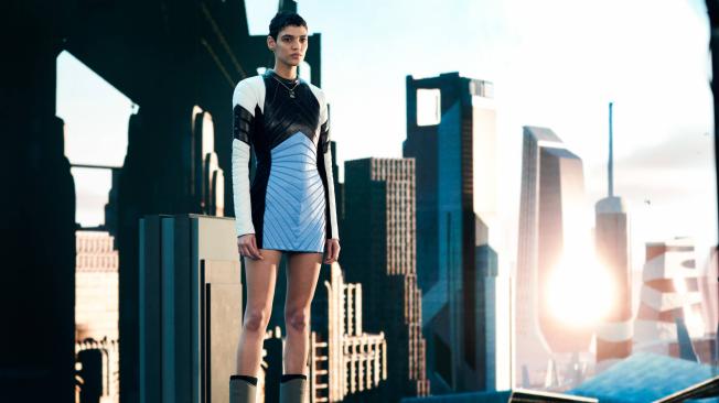 Ferragamo presentó su colección Future Positive, con tejidos que coexistieron con la sastrería formal, estampados de camuflaje abstractos, vestidos de jersey drapeados y mallas.