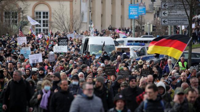 Los manifestantes participan en una marcha exigiendo el cumplimiento de los derechos básicos y el fin de las medidas restrictivas del coronavirus en Kassel, Alemania central.