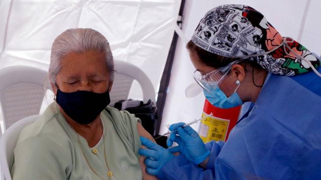 Pruebas para detectar covid-19 y vacunación de adultos mayores en Medellín
